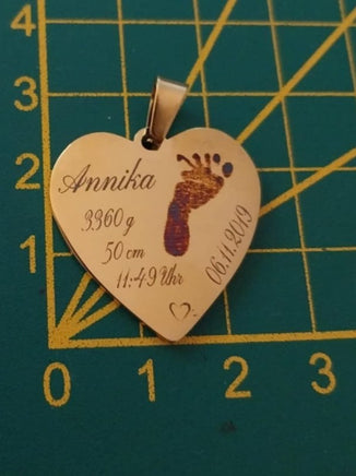 Edelstahl Geburtsanhänger Fußabdruck Personalisierbar, Handgemacht, Geschenks box, Gravur - B&B Shop - 2000 Stockerau