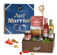 Präsentkorb Just Married by Gepps, Premium Feinkost, Romantisches Dinner für Zwei, Hochzeit Geschenkbox - B&B Shop - 2000 Stockerau
