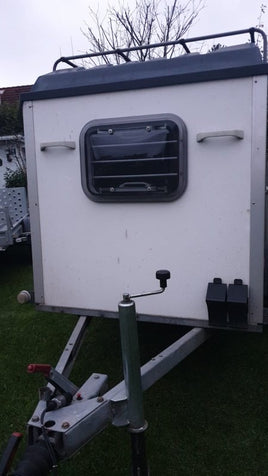 Ausstellfenster, mit Schutzgitter, dunkel getönt, Wohnwagen-B&B Shop - 2000 Stockerau